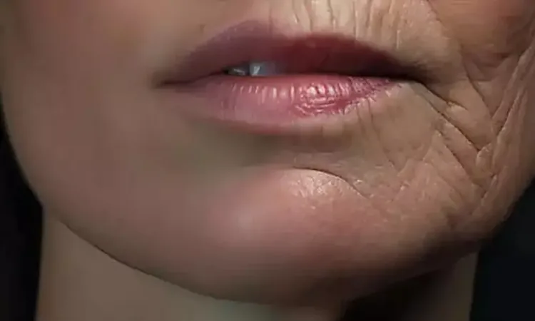 Close do rosto de uma mulher com metade da pele lisa e metade marcada por rugas